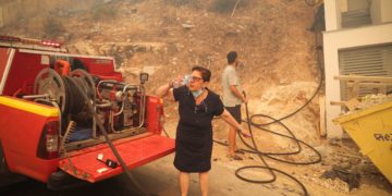 Πυρκαγιά στους πρόποδες του Υμηττού που ξεκίνησε από την θέση Πουρνάρι στην Α.Γλυφάδα. Στην περιοχή επιχειρούν επίγειες και εναέριες δυνάμεις της Πυροσβεστικής, καθώς η φωτιά κινείται σε δύσβατη ορεινή περιοχή και πνέουν ισχυροί άνεμοι, Σάββατο 4 Ιουνίου 2022 (Φωτ.: Βασίλης Ρεμπάπης/Eurokinissi)