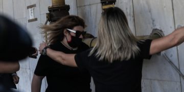 Η Δήμητρα Πισπιρίγκου, αδερφή της Ρούλας Πισπιρίγκου, κατά την είσοδο της στη ΓΑΔΑ για να δώσει κατάθεση στα πλαίσια της προανάκρισης από το Ανθρωποκτονιών για τις συνθήκες θανάτου των δύο μικρότερων κοριτσιών της οικογένειας από την Πάτρα, της Μαλένας και της Ίριδας, Τρίτη 21 Ιουνίου 2022.(Φωτ.: Eurokinissi/Βασίλης Ρεμπάπης)