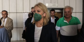 Η πρώην περιφερειάρχης Ρένα Δούρου μετά την ανακοίνωση της απόφασης του δικαστηρίου για τις πλημμύρες στην Μάνδρα, Πέμπτη 16 Ιουνίου 2022.(Φωτ.: Eurokinissi/Βασίλης Ρεμπάπης)