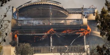 Πυρκαγιά στους πρόποδες του Υμηττού που ξεκίνησε από την θέση Πουρνάρι στην Α.Γλυφάδα. Στην περιοχή επιχειρούν επίγειες και εναέριες δυνάμεις της Πυροσβεστικής, καθώς η φωτιά κινείται σε δύσβατη ορεινή περιοχή και πνέουν ισχυροί άνεμοι, Σάββατο 4 Ιουνίου 2022 (Φωτ.: Βασίλης Ρεμπάπης/Eurokinissi)