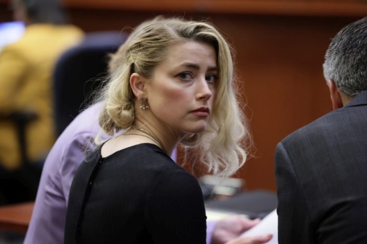 Η ηθοποιός Άμπερ Χερντ πριν μάθει την ετυμηγορία των δικαστών που την έκριναν ένοχη για συκοφαντική δυσφήμιση του Τζόνι Ντεπ (φωτ.: EPA/EVELYN HOCKSTEIN / POOL)
