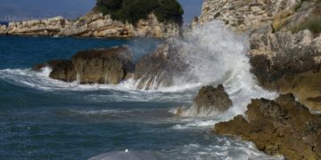 Κύματα σκάνε στα βράχια της παραλίας του Άγιου Σπυρίδωνα, στη βόρεια πλευρά της Κέρκυρας (φωτ. αρχείου: Γιώργος Κονταρίνης / EUROKINISSI)