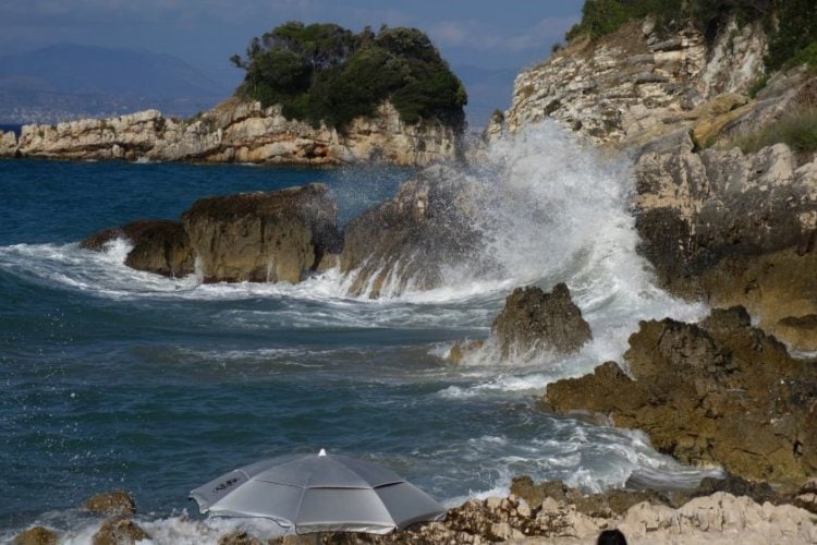 Κύματα σκάνε στα βράχια της παραλίας του Άγιου Σπυρίδωνα, στη βόρεια πλευρά της Κέρκυρας (φωτ. αρχείου: Γιώργος Κονταρίνης / EUROKINISSI)