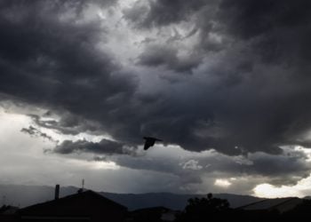 Βαριά σύννεφα πάνω από την πόλη των Τρικάλων στην απαρχή της κακοκαιρίας «GENESIS», αργά σήμερα το απόγευμα
(φωτ.: Θανάσης Καλλιαράς/EUROKINISSI)