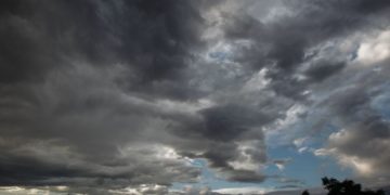 Βαριά σύννεφα πάνω από την πόλη των Τρικάλων στην απαρχή της κακοκαιρίας "Genesis", αργά το απόγευμα της Πέμπτης 9 Ιουνίου 2022. (Φωτ.: Eurokinissi/Θανάσης Καλλιάρας)