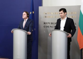Στιγμιότυπο από τη συνάντηση του Όλιβερ Βαρέλι με τον Κίριλ Πέτκοφ (φωτ.: twitter.com/KirilPetkov)