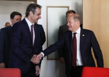 Στιγμιότυπο από τη συνάντηση του Κυριάκου Μητσοτάκη με τον Καγκελάριο της Γερμανίας Όλαφ Σολτς στο περιθώριο της Συνόδου Κορυφής του Ευρωπαϊκού Συμβουλίου, τον περασμένο μήνα
(φωτ.: Γιώργος Βιτσαράς/ Γρ. Τύπου Πρωθυπουργού/EUROKINISSI)