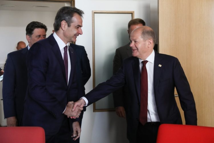 Στιγμιότυπο από τη συνάντηση του Κυριάκου Μητσοτάκη με τον Καγκελάριο της Γερμανίας Όλαφ Σολτς στο περιθώριο της Συνόδου Κορυφής του Ευρωπαϊκού Συμβουλίου, τον περασμένο μήνα
(φωτ.: Γιώργος Βιτσαράς/ Γρ. Τύπου Πρωθυπουργού/EUROKINISSI)