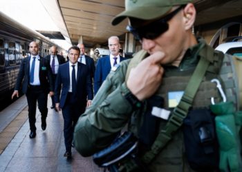 Ο Γάλλος πρόεδρος Εμανουέλ Μακρόν έφτασε στο Κίεβο μαζί με τον Γερμανό καγκελάριο Όλαφ Σολτς και τον Ιταλό πρωθυπουργός Μάριο Ντράγκι(Φωτ.: EPA/Ludovic Marin)