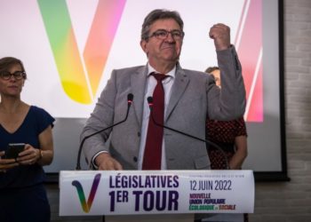 Ο Ζαν-Λικ Μελανσόν, επικεφαλής του συνασπισμού κομμάτων NUPES, μετά την ανακοίνωση των αποτελεσμάτων του α' γύρου των βουλευτικών εκλογών (φωτ.: EPA/CHRISTOPHE PETIT TESSON)