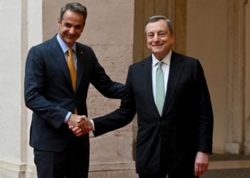 Ο Μάριο Ντράγκι υποδέχεται τον Κυριάκο Μητσοτάκη στη Ρώμη, 22 Ιουνίου 2022 (Φωτ.: EPA/Ettore Ferrari)