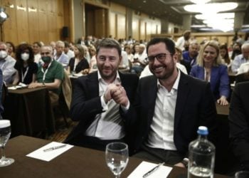 Χειραψία Ανδρουλάκη-Σπυρόπουλου στη συνεδρίαση της Κεντρικής Πολιτικής Επιτροπής του ΠΑΣΟΚ-ΚΙΝΑΛ Κυριακή 5 Ιουνίου 2022. (Φωτ.: Γιάννης Κολεσίδης/ΑΠΕ-ΜΠΕ)