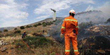 Πυρκαγιά στους πρόποδες του Υμηττού που ξεκίνησε από την θέση Πουρνάρι στην Α.Γλυφάδα. Στην περιοχή επιχειρούν επίγειες και εναέριες δυνάμεις της Πυροσβεστικής, καθώς η φωτιά κινείται σε δύσβατη ορεινή περιοχή και πνέουν ισχυροί άνεμοι, Σάββατο 4 Ιουνίου 2022 (Φωτ.: Βασίλης Ρεμπάπης/Eurokinissi)