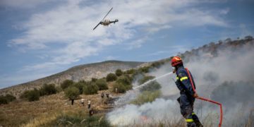 Πυρκαγιά στους πρόποδες του Υμηττού που ξεκίνησε από την θέση Πουρνάρι στην Α.Γλυφάδα. Στην περιοχή επιχειρούν επίγειες και εναέριες δυνάμεις της Πυροσβεστικής, καθώς η φωτιά κινείται σε δύσβατη ορεινή περιοχή και πνέουν ισχυροί άνεμοι, Σάββατο 4 Ιουνίου 2022 (Φωτ.: Βασίλης Ρεμπάπης/Eurokinissi)