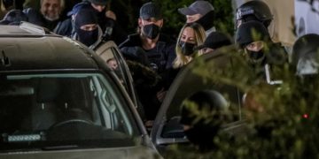 Η Ρούλα Πισπιργίκου φεύγει από τον ανακριτή, τον Απρίλιο του 2022
(φωτ.: Αργυρώ Αναστασίου/EUROKINISSI)