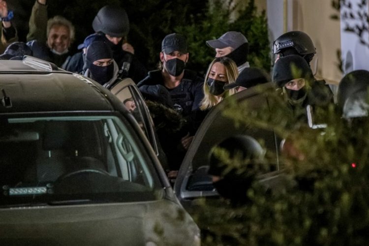 Η Ρούλα Πισπιργίκου φεύγει από τον ανακριτή, τον Απρίλιο του 2022
(φωτ.: Αργυρώ Αναστασίου/EUROKINISSI)