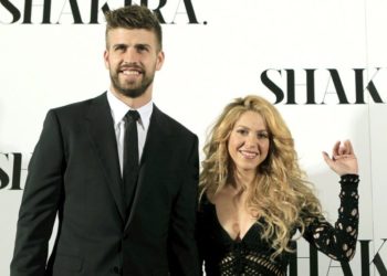 Η Κολομβιανή τραγουδίστρια Σακίρα με τον Ισπανό αμυντικό της Μπαρτσελόνα Ζεράρ Πικέ στην παρουσίαση του άλμπουμ της  'Shakira' τον Μάρτιο του 2014 (Φωτ.: Andreu Dalmau/EPA)