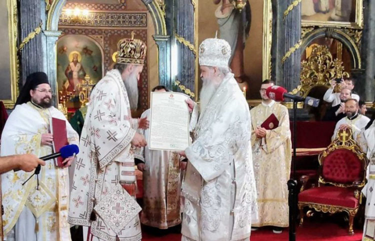 Ο Πατριάρχης Σερβίας παραδίδει τον Τόμο Αυτοκεφαλίας στον προκαθήμενο της Εκκλησίας της Αχρίδος (φωτ.: religija.mk)