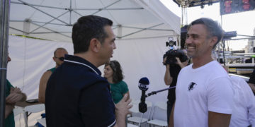 Ο πρόεδρος του ΣΥΡΙΖΑ-ΠΣ Αλέξης Τσίπρας συνομιλεί με τον Γιώργο Καπουτζίδη στο Athens Pride 2022 (Φωτ.: Eurokinissi/Γραφείο Τύπου ΣΥΡΙΖΑ)