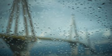 Η γέφυρα Ρίου-Αντίριου ενώ βρέχει καταρρακτωδώς (φωτ. αρχείου: EUROKINISSI/Γιώργος Κονταρίνης)