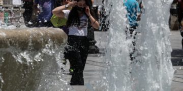 Υψηλές θερμοκρασίες στην πλατεία Συντάγματος (φωτ.: EUROKINISSI / Γιάννης Παναγόπουλος)