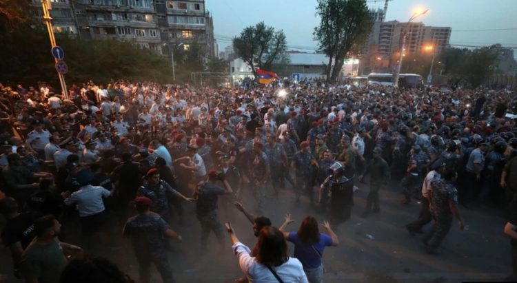 Επεισόδια σε αντικυβερνητική διαδήλωση στο Γερεβάν (φωτ.: Twitter/ Epress.am)