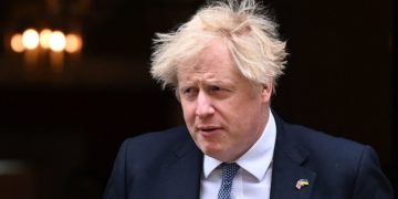 Ο Μπόρις Τζόνσον κατά την αναχώρησή του από την Ντάουνινγκ Στριτ (φωτ. αρχείου: EPA / Andy Rain)