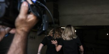 Η Δήμητρα Πισπιρίγκου κατά την είσοδο της στη ΓΑΔΑ, χθες, για να δώσει κατάθεση στα πλαίσια της προανάκρισης από το Ανθρωποκτονιών για τις συνθήκες θανάτου των δύο μικρότερων κοριτσιών της οικογένειας από την Πάτρα, της Μαλένας και της Ίριδας (φωτ.: Βασίλης Ρεμπάπης/ EUROKINISSI)