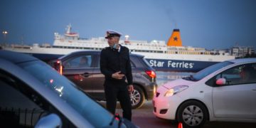 Στιγμιότυπο εξόδου των εκδρομέων, από το λιμάνι του Πειραιά (φωτ. αρχείου: Αναστάσης Ναρεκιάν/ EUROKINISSI)