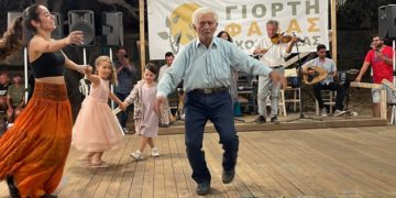 Ο 89χρονος Γιώργος Κωβαίος του έδωσε και κατάλαβε στο πανηγύρι για την 9η Γιορτή Φάβας στη Σχοινούσα (φωτ.: facebook.com/spyros.priovolos)