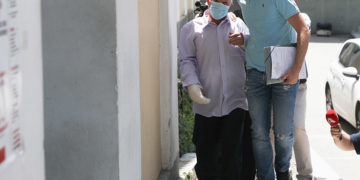 Ο 53χρονος που μαχαίρωσε μέχρι θανάτου τη σύζυγό του στο διαμέρισμά τους στο Κουκάκι (φωτ.: EUROKINISSI / Σωτήρης Δημητρόπουλος)