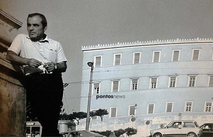 Ο Στέλιος Καζαντζίδης μπροστά από τη Βουλή. Η φωτογραφία περιλαμβάνεται στο λεύκωμα «Τ’ αχνάρια ενός μύθου» (φωτ.: Γεωργία Βορύλλα)