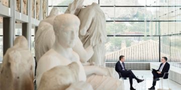 Ο Κυριάκος Μητσοτάκης κατά τη διάρκεια συνέντευξης στην εκπομπή της ΕΡΤ1 «Στο Κέντρο», στον δημοσιογράφο Γιώργο Κουβαρά  (φωτ.: Δημήτρης Παπαμήτσος/Γρ. Τύπου Πρωθυπουργού/EUROKINISSI)