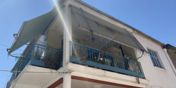 Το σπίτι κοντά στο κέντρο της Λάρισας όπου ήταν έγκλειστη η 51χρονη (φωτ.: onlarissa.gr)