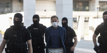 Ο ηθοποιός και σκηνοθέτης Δημήτρης Λιγνάδης μεταφέρεται στο δικαστήριο προκειμένου να απολογηθεί για το αδίκημα του βιασμού κατά συρροή (φωτ.: EUROKINISSI / Βασίλης Ρεμπάπης)