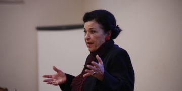 Διάλεξη της Μαρίνας Λαμπράκη-Πλάκα, το 2017, στο αμφιθέατρο του Εθνικού Αρχαιολογικού Μουσείου με θέμα τη συνομιλία της γλυπτικής του Ροντέν με την τέχνη της αρχαίας Ελλάδας (φωτ.: EUROKINISSI/ Στέλιος Μίσινας)