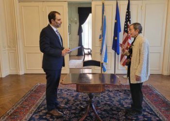 Ο απερχόμενος γενικός πρόξενος στη Βοστόνη Στράτος Ευθυμίου με τη Μέρι Λέφκοβιτς, ομότιμη καθηγήτρια κλασικών σπουδών στο Wellesley College (φωτ.: Facebook / GeneralConsulateOfGreeceInBoston)