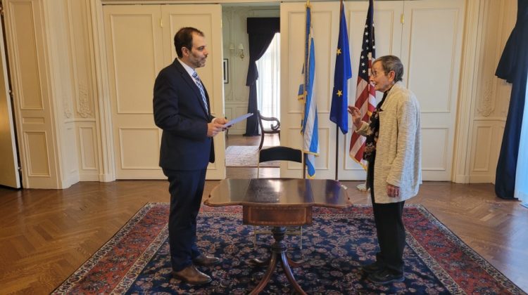 Ο απερχόμενος γενικός πρόξενος στη Βοστόνη Στράτος Ευθυμίου με τη Μέρι Λέφκοβιτς, ομότιμη καθηγήτρια κλασικών σπουδών στο Wellesley College (φωτ.: Facebook / GeneralConsulateOfGreeceInBoston)
