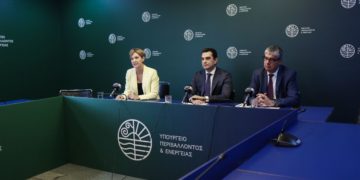 Ανακοινώσεις από τον υπουργό Περιβάλλοντος και Ενέργειας Κώστα Σκρέκα, τον υφυπουργό Ανάπτυξης Γιάννη Τσακίρη και την ΓΓ Ενέργειας Αλεξάνδρα Σδούκου για το πρόγραμμα αντικατάστασης ηλεκτρικών συσκευών (φωτ.: Αργυρώ Αναστασίου/ EUROKINISSI)