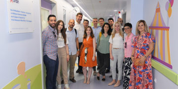 Εργαζόμενοι ΟΠΑΠ και ιδιοκτήτες καταστημάτων ΟΠΑΠ στα παιδιατρικά νοσοκομεία (φωτ.: ΟΠΑΠ)