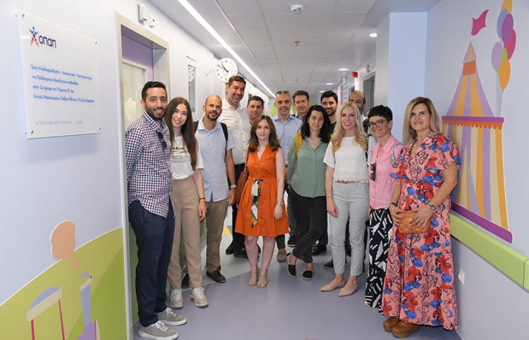Εργαζόμενοι ΟΠΑΠ και ιδιοκτήτες καταστημάτων ΟΠΑΠ στα παιδιατρικά νοσοκομεία (φωτ.: ΟΠΑΠ)