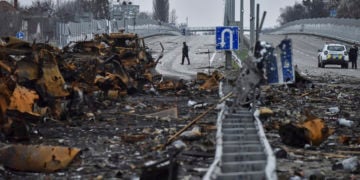 Καταστροφές σε δρόμο κοντά στο Κίεβο, τον Απρίλιο του 2022 (φωτ.: αρχείο EPA / Oleg Petrasyuk)