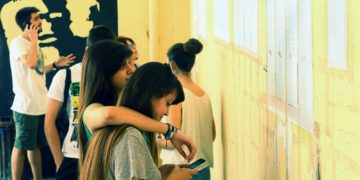 Μαθητές κοιτούν τις βαθμολογίες από τα μαθήματα που έδωσαν στις Πανελλαδικές εξετάσεις (φωτ. αρχείου: ΑΠΕ-ΜΠΕ/ Ιγκόρ Ταλαέβιτς)