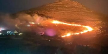 Εικόνα από την περιοχή που ξέσπασε η πυρκαγιά (φωτ.: cyclades24.gr)