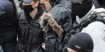 Η Ρούλα Πισπιρίγκου κατά τη μεταφορά της στην ανακρίτρια, υπό δρακόντεια μέτρα ασφαλείας (φωτ.: EUROKINISSI / Γιάννης Παναγόπουλος)