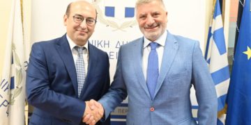 Ο πρέσβης της Αρμενίας στην Αθήνα, Tigran Mkrtchyan, και ο περιφερειάρχης Αττικής, Γιώργος Πατούλης (φωτ.: ΑΠΕ-ΜΠΕ/ ΠΕΡΙΦΕΡΕΙΑ ΑΤΤΙΚΗΣ /STR)