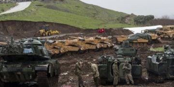 Τουρκικές στρατιωτικές δυνάμεις κοντά στο Μανμπίτζ (φωτ.: αρχείο EPA / Sedat Suna)