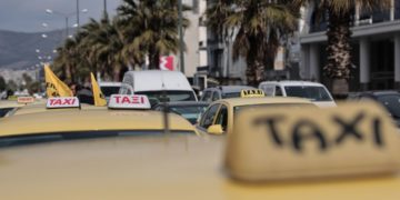 Στιγμιότυπο από τη διαμαρτυρία οδηγών ταξί στην Αθήνα, για τις αυξήσεις στα καύσιμα, 18 Μαρτίου 2022 (φωτ. αρχείου: Βασίλης  Ρεμπάπης/ EUROKINISSI)