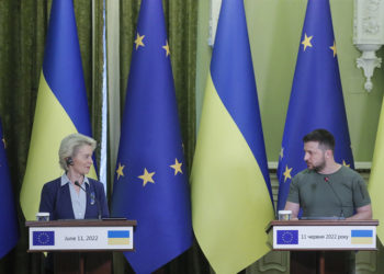 Ούρσουλα φον ντερ Λάιεν και Βολοντίμιρ Ζελένσκι κατά τη διάρκεια κοινής συνέντευξης Τύπου στο Κίεβο (φωτ.: EPA / Sergey Dolzhenko)