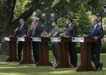 Λήψη από τη σημερινή, κοινή συνέντευξη Τύπου των Κλάους Γιοχάνις, Μάριο Ντράγκι, Βολοντίμιρ Ζελένσκι, Εμανουέλ Μακρόν και Όλαφ Σολτς, στον κήπο του ουκρανικού προεδρικού μεγάρου (φωτ.: ΕΡΑ/ Sergey Dolzhenko)